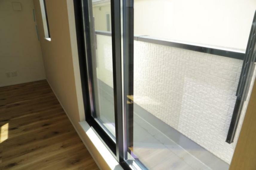サッシとは、ガラス窓に使用される金属製の窓枠のことです。一般的に住宅建築では、金属製建具工事の段階で備え付けるもので、ガラス類や玄関、バスルームのスチール製のドアなどと同じタイミングで工事を行います。