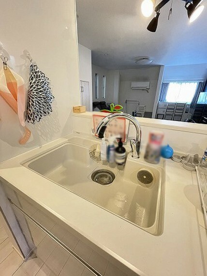 キッチン 広いシンクは大きな鍋やフライパンを洗う時にも便利です。