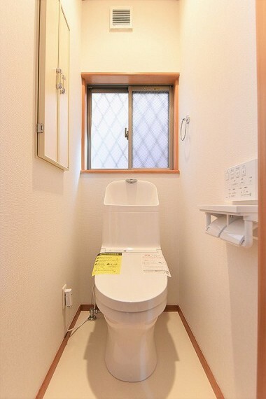 窓付きの明るい1階トイレ:ウォシュレット付き