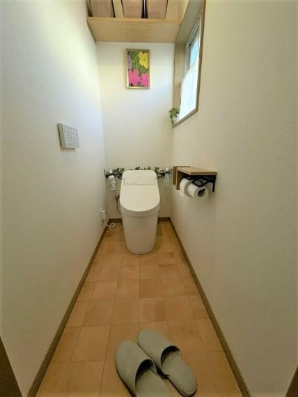 トイレ デザイン性・機能性を兼ね備えたタンクレストイレ。各階にトイレがあり、忙しい朝の準備がはかどります。