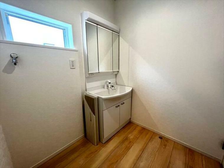洗面化粧台 三面鏡仕様の洗面台、小窓付きで換気も可能な洗面スペースです！