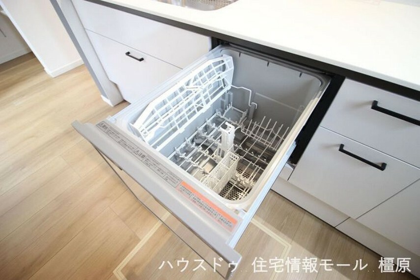 キッチン 食器洗浄乾燥機を完備。高温のお湯と水圧で洗浄し、手洗いよりも清潔です。5人分の食器を一度に洗い流します。