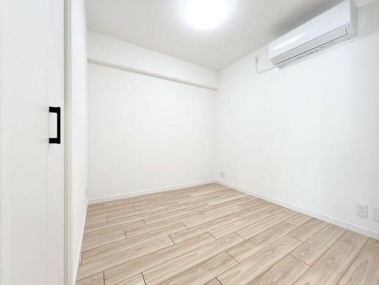 寝室 洋室:約3.9帖:居室は落ち着く空間をイメージし白を基調としております。