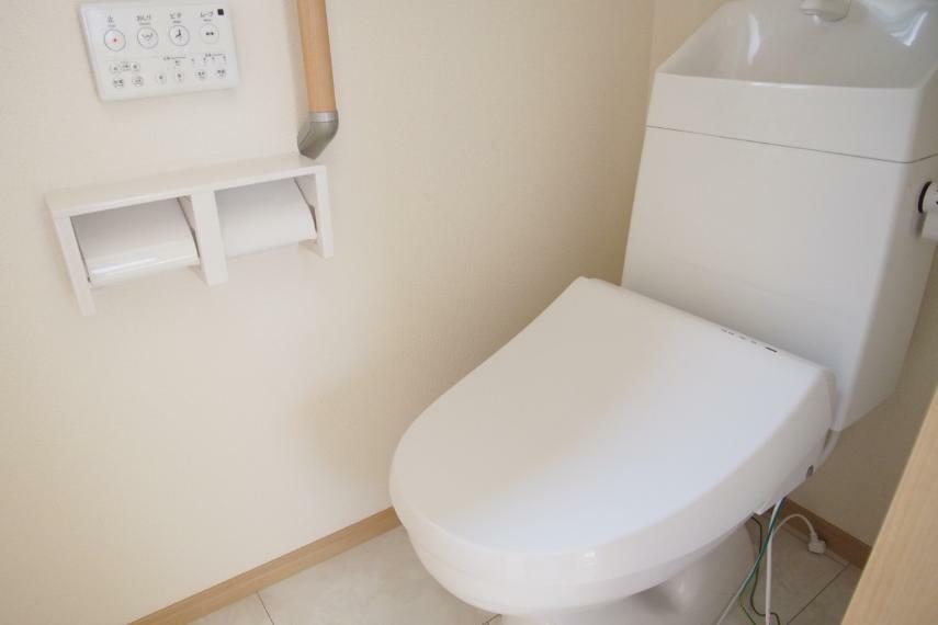 トイレ 快適な生活を送るための必須アイテムとなった洗浄機能付トイレ。おしり洗浄、ビデ洗浄、暖房便座の3つの機能を標準装備しています。