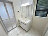 洗面化粧台 収納力に優れた三面鏡のシャワー付きワイドドレッサーを採用。