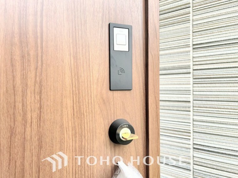 玄関 ボタンやカードひとつで鍵の施錠・解錠が出来ます。補助錠として鍵穴のない電子錠を選ぶ方も増加中。