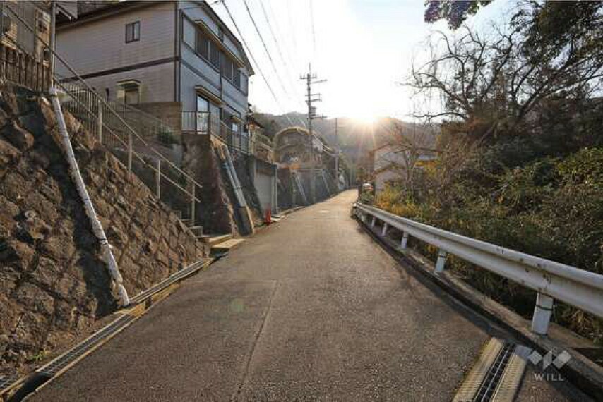 現況写真 物件の北西側前面道路（南側から）［2024年1月30日撮影］