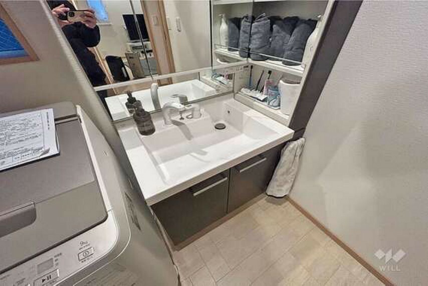 洗面室広々としたスペースを確保できています。三面鏡タイプなので、裏面の収納もたっぷりです。
