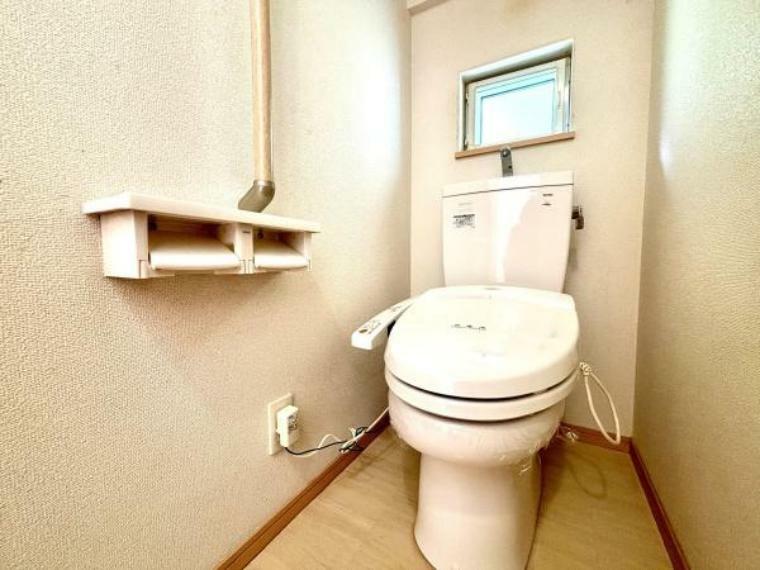 トイレ 【温水洗浄便座付きトイレ】 トイレは快適な温水洗浄便座付です。清潔感のあるホワイトで統一しました。いつも清潔な空間であって頂けるよう配慮された造り。