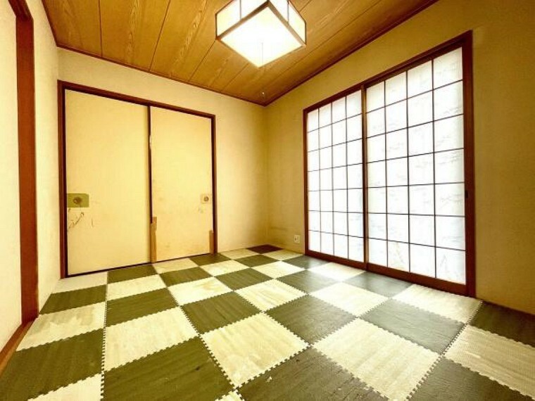 和室 【JapaneseRoom】 意外と最近は珍しくなってきた「和」の空間。なぜかその居心地に癒される和室、リビングと続間となっており、開放するととっても大きな広がりのある大空間となります。