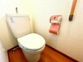 トイレ 【トイレ】 毎日使う空間と機能だから、いつまでも清潔なスペースであってほしいのがトイレです。掃除がしやすく、また落ち着ける空間として居心地のよい大切な場所です。