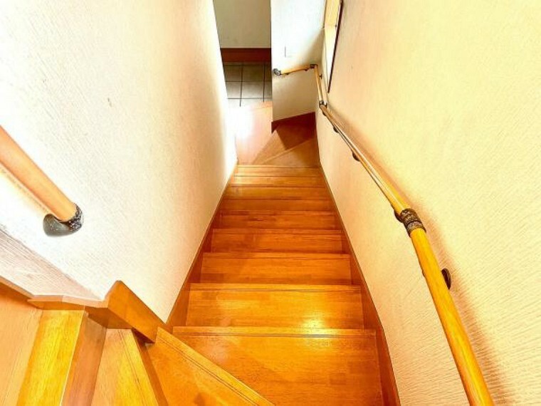 【階段】 安全に配慮した手摺り付きと足元に気を使った広めの階段、老後も安心です。