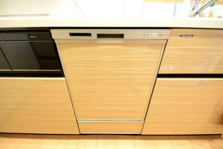 キッチン ビルトインタイプの食器洗浄機付き。