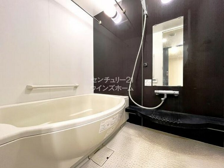 浴室 浴室は暖房乾燥機を完備！雨の日の洗濯など入浴時以外の日々の生活を助ける機能的なバスルームです！おふろの準備はリモコンの「ふろ自動スイッチ」を押すだけで、予め設定した水位・温度で沸き上がります。