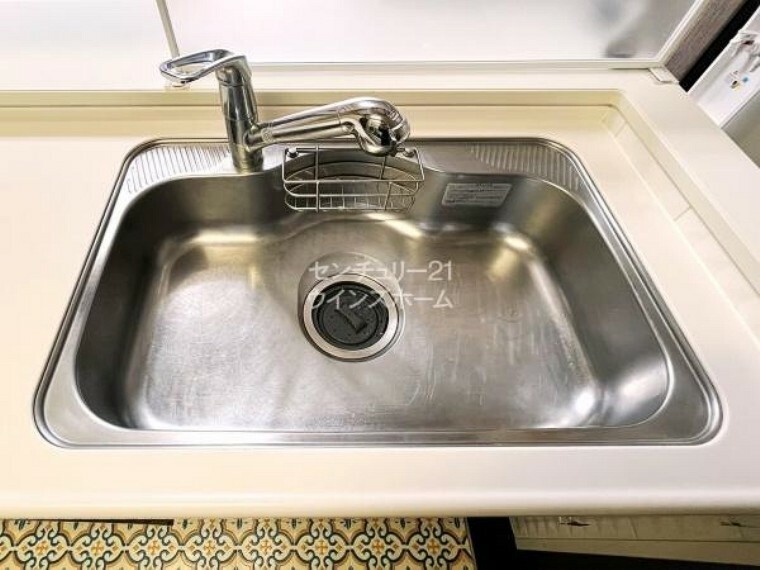 キッチン 食器や野菜などの水洗いや、シンクのお掃除がスムーズにこなせるハンドシャワーのついた水栓。浄水器一体型なので便利です！浄水を通したお水は、安心してお料理に使えますね。