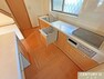 キッチン ≪システムキッチン≫ 食洗器・グリル・IHクッキングヒーターを採用したシステムキッチン。 キッチン背面には戸棚とカウンターが付いており、収納スペースや作業台としても使うことができます。