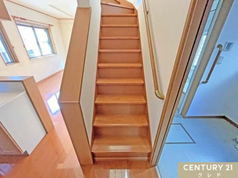 ≪手すり付き階段≫<BR/>お手元に手すりが付いているので、転倒・転落の防止はもちろん、階段の昇り降りもしやすくなり、家族みんなが安全に使えます。