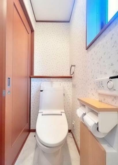 トイレ ～・～Toilet～・～ 手洗いボウル、大きい窓のついた落ち着きと解放感のあるトイレです。