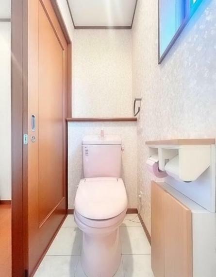 トイレ ～・～Toilet～・～ 大きい窓のついた落ち着きと解放感のあるトイレです。
