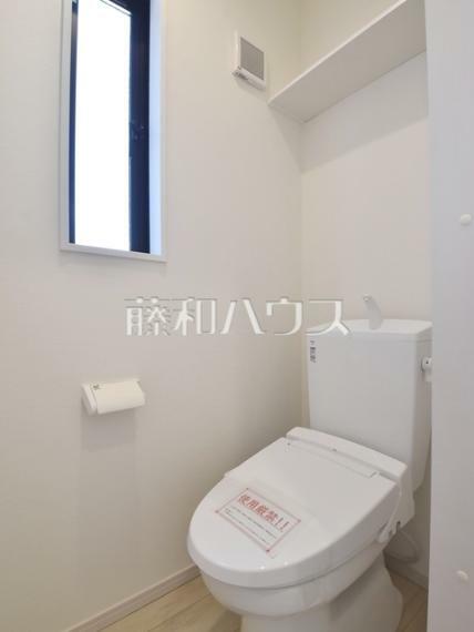 トイレ 1号棟　各階にトイレを設けておりますので、朝の忙しい時間などトイレの取り合いで喧嘩になることも少なそうですね。　【小平市花小金井南町3丁目】