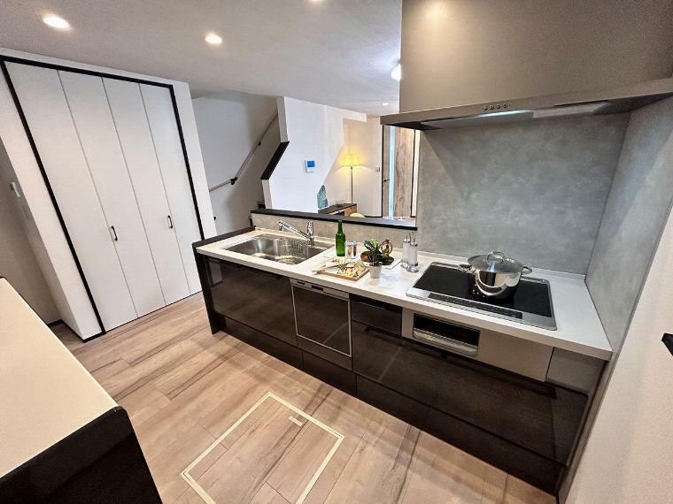 キッチン 【A棟】モダンカラーを基調にしたリビング空間。キッチンは落ち着いた雰囲気でワンランクアップのオシャレな空間になりました。毎日使うキッチンだから機能性はもちろんデザインにもこだわりたいですよね。