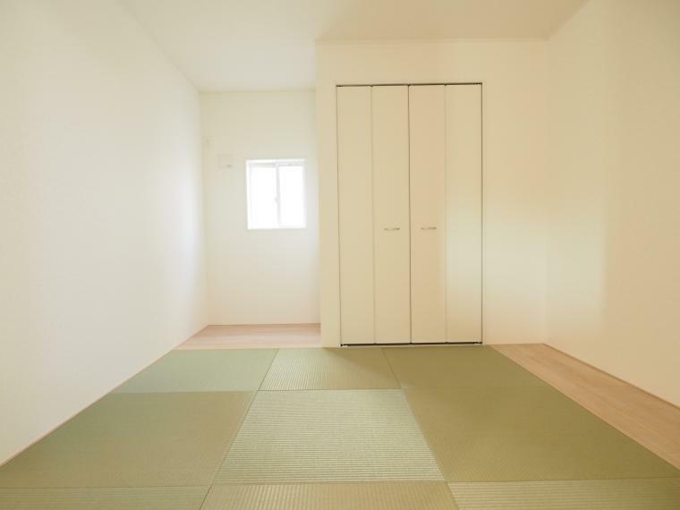 和室 リビングの続き間としても利用できる6帖の和室。畳の香りに包まれながら普段は子供の遊び場やご両親様のお部屋として、急な来客の場合は襖を締め切り客間としても利用可能できますよ。