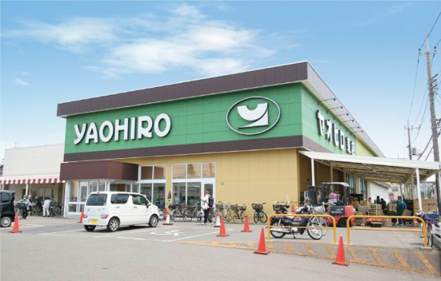 ショッピングセンター 現地から2040m～2050m。車5分（最長）　ヤオヒロ東店　お買物しやすい広々とした店内に、新鮮野菜やくだもの、精肉、鮮魚が豊富に揃います。コストコフェアなどのイベントも魅力です。