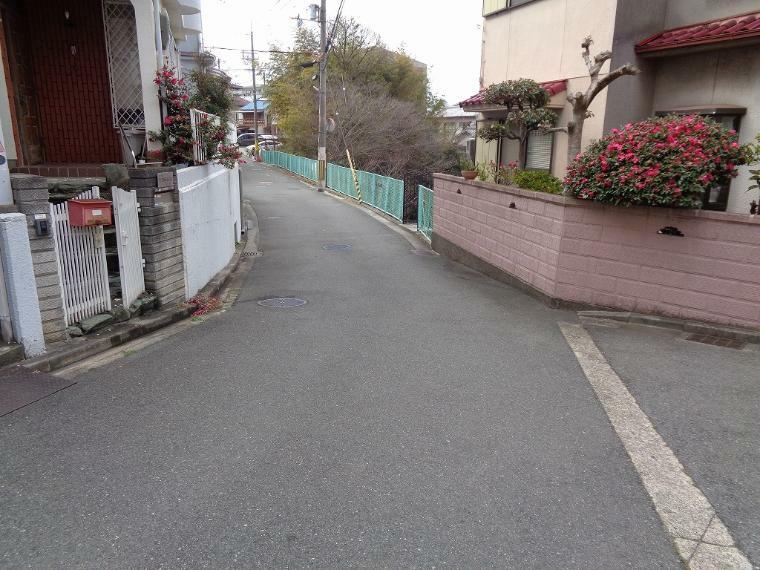 前面道路 二面方向で出し入れ便利！