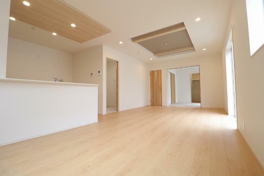 居間・リビング 折り上げ天井とキッチンのポップアップ天井が立体的な空間を生み出します。