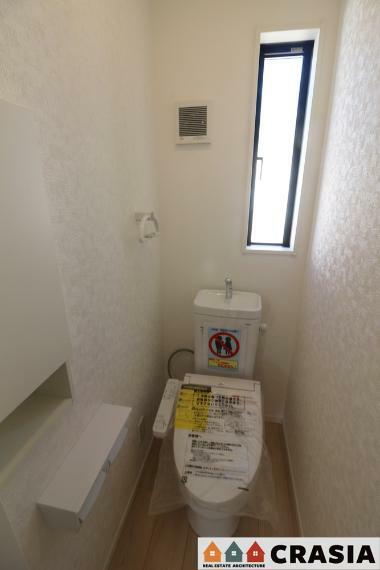 トイレ 2階トイレです。自然換気ができる小窓から自然な光が射し込みます。（2024年2月撮影）