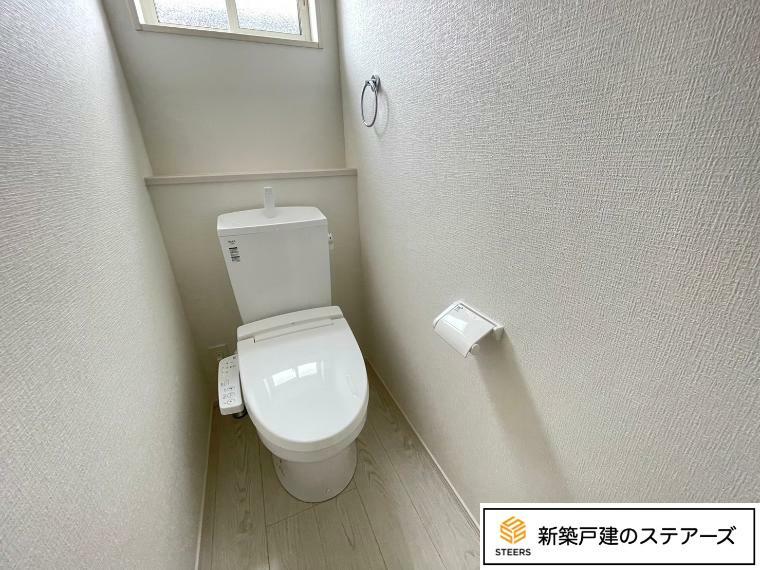 トイレ 温水洗浄便座付きのトイレです。汚れてもサッとひと拭きでお手入れ簡単。