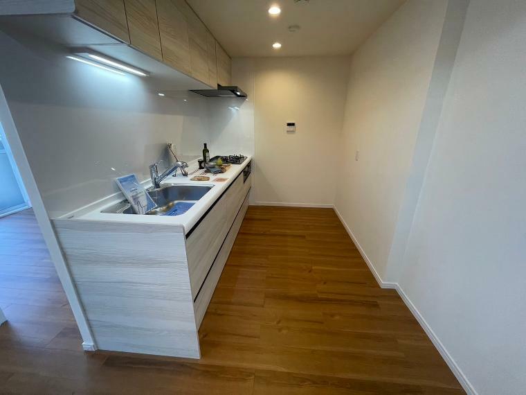 キッチン キッチンの背面にも収納が置けるような広い空間です！