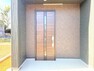 玄関 ～デザイン性に優れた玄関～ ・モダンなデザインの玄関ドアを採用する事でお住まいの「顔」の印象が大きく変わります。 ・毎日帰宅した際に嬉しくなる仕様です。