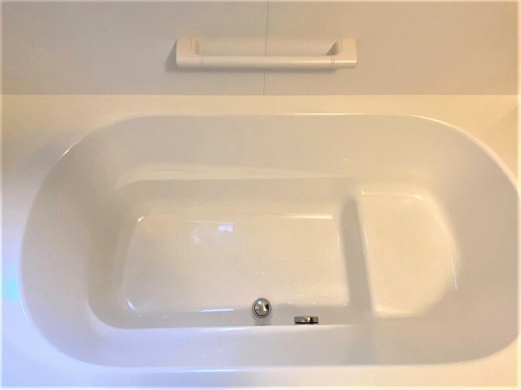同仕様写真（内観） 【A号棟　浴室（同形状・同仕様写真）】1坪タイプの浴室です。大きな浴槽は足を伸ばして入浴出来るので日々の疲れを癒せます。