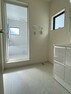 洗面化粧台 ■浴室には南面の窓があり、換気もし易い配置です！