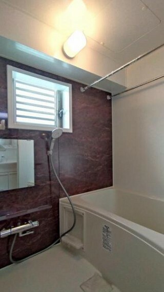 浴室 ■大きな窓がある浴室でくつろぎのバスタイムを
