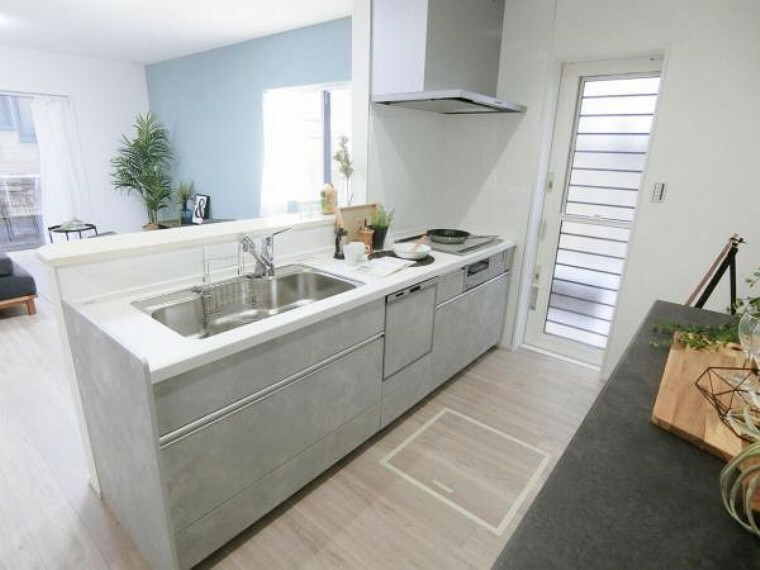 キッチン IHクッキングヒーター、食洗機、浄水機付き水栓、勝手口を設置して、明るく機能的な空間です。