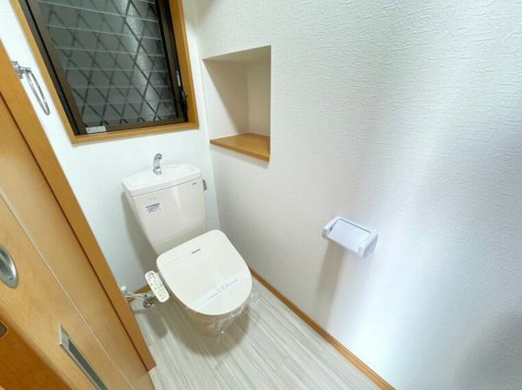 シンプルなデザインのトイレ。飾り付けも楽しめます