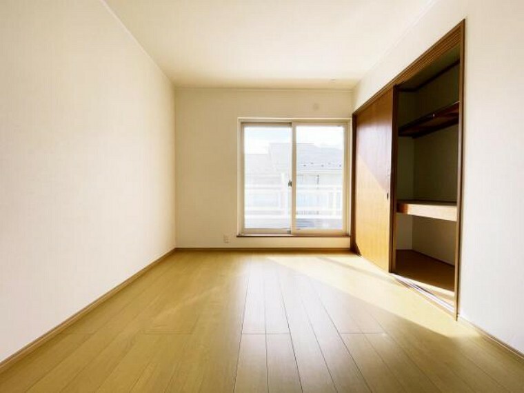 寝室 （2階洋室）全居室6帖以上のゆとりある広さでご用意！ベット・お子様の学習机なども配置可能！