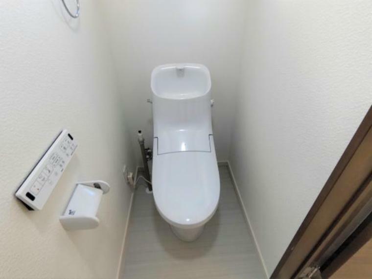 【同仕様写真】トイレはTOTO製の温水洗浄便座トイレに新品交換します。直接お肌に触れる部分なので、新品だと嬉しいですね。便座は温度調整ができるので、寒い冬場でも安心して利用できます。