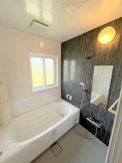 浴室 【リフォーム済】浴室はLIXIL製の新品のユニットバスに交換しました。足を伸ばせる1坪サイズの広々とした浴槽で、1日の疲れをゆっくり癒すことができますよ。