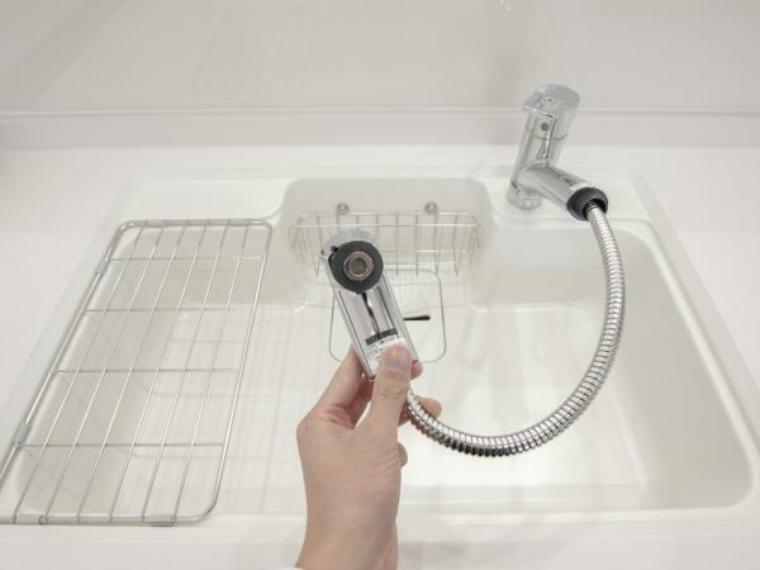 キッチン 【同仕様写真】キッチン水栓金具は「かゆい所に手が届く」シャワータイプ。浄水機能付きなので安心してお使いいただけます。一体型の浄水器なので汚れにくくお手入れ簡単ですよ。