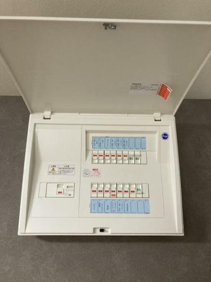 【同仕様写真】洗面脱衣室にある分電盤を新品交換します。アンペア数の変更時は、別途料金がかかる場合がありますので担当者へお問い合わせ下さい。