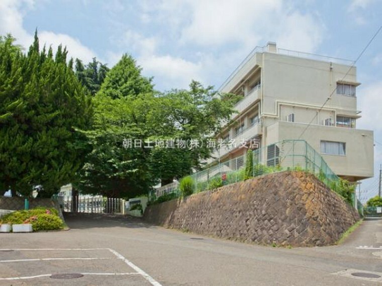 小学校 【厚木市立小鮎小学校】　とにかく自然が豊かな環境でのびのびと学習できるところが1番の魅力です。自然を体験できる授業があり自然の大切さを教れます。