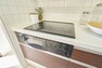 キッチン 【IHクッキングヒーター】IHタイプの3口コンロ・魚焼きグリル付き。※室内の家具や調度品は、売買代金には含まれません。