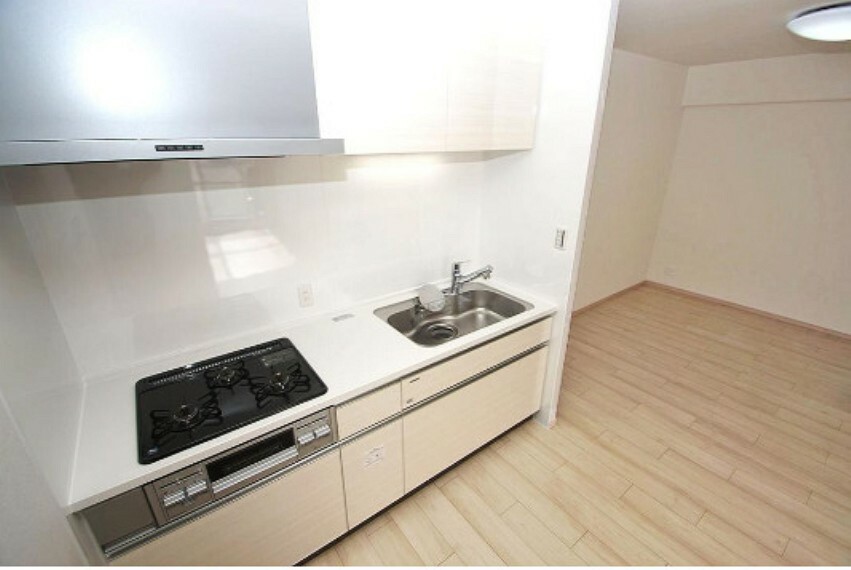 キッチン LD空間を有効的にお使いいただける壁付タイプのキッチン。三口コンロで調理もサクサク捗りそうですね！