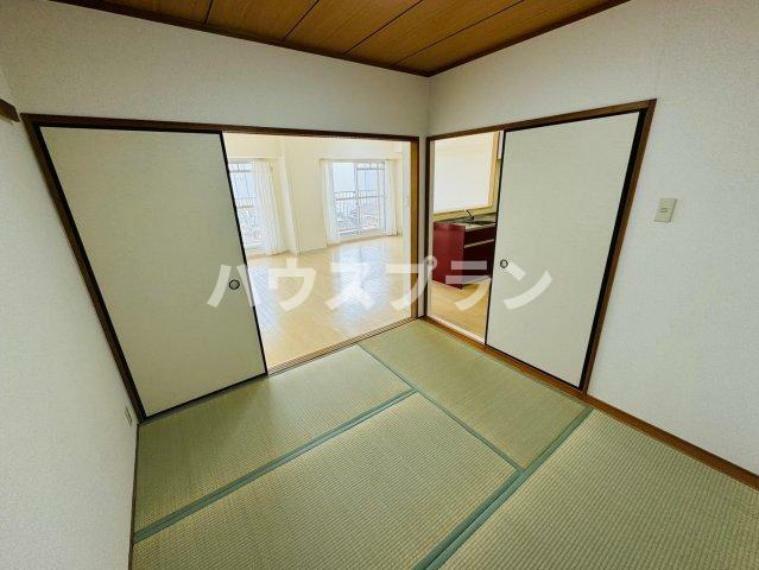 和室 落ち着きのある和室は、日本の伝統的な雰囲気を味わいながら、心地よいくつろぎの空間を提供します。 畳の香りや触り心地、和風のインテリアが和の趣を醸し出し、リラックスできる場所を演出します。