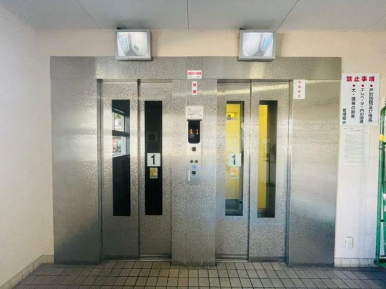 このマンションにはエレベーターが2基完備されています。住民の利便性を考慮し、待ち時間を最小限に抑え、快適な移動を実現しています。また、非常時にも安心です。防犯カメラ付なのも安心ですね。