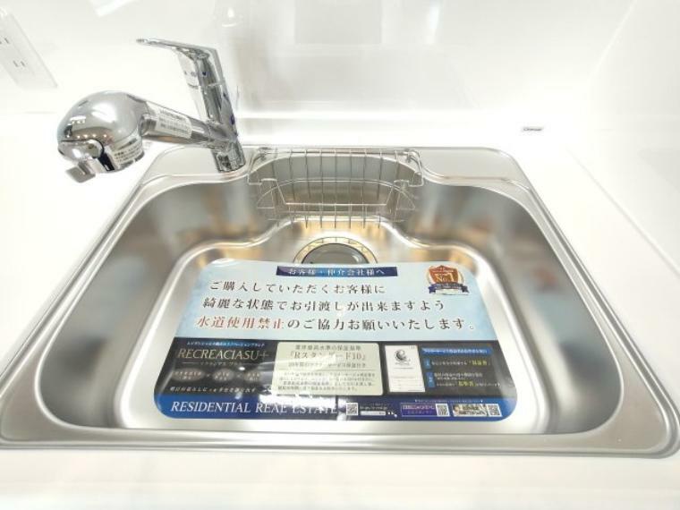 キッチン 【シンク】 広めのシンクで大きなお鍋やフライパンも洗いやすいです。