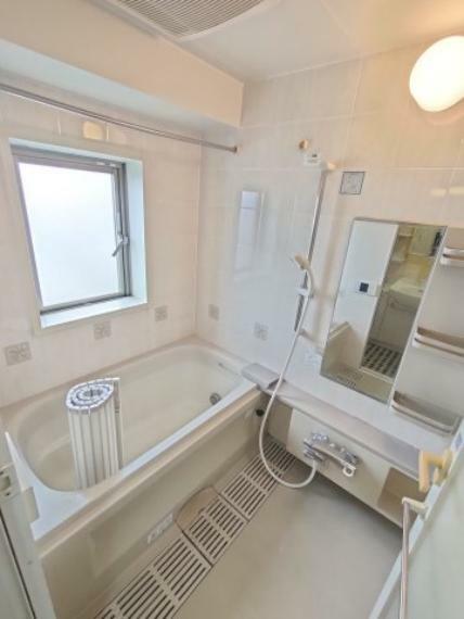 浴室 ・浴室 マンションには珍しい窓のある浴室。通風がよく、梅雨時でも安心。